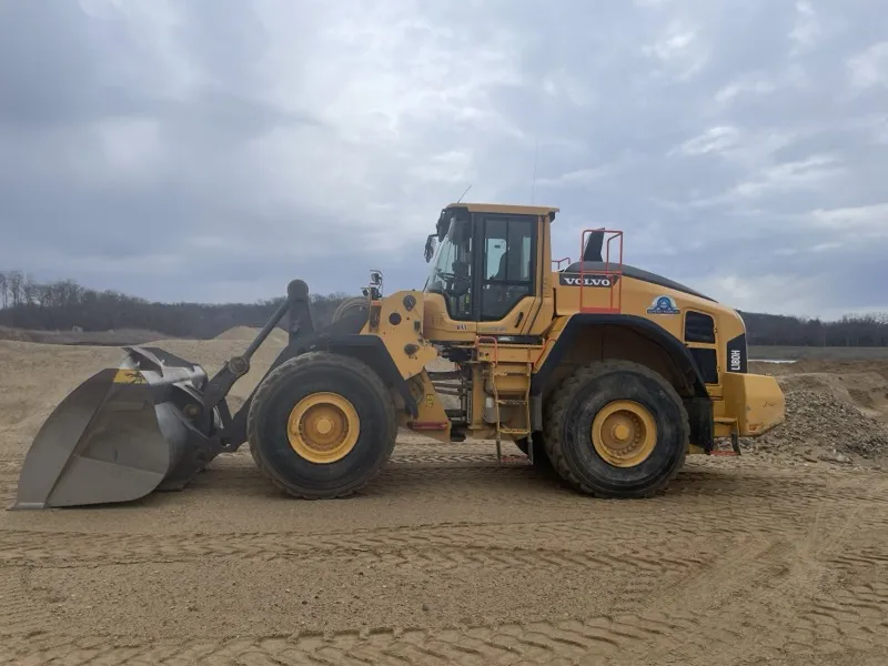 Volvo L180H wheel loader - tap to reveal hidden metadata